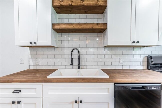Building Photo - Beautifully remodeled single family home, ...