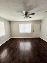 Building Photo - 207 Lake Dr