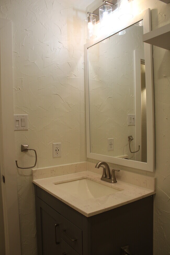 Building Photo - 2106 Rainbow Dr