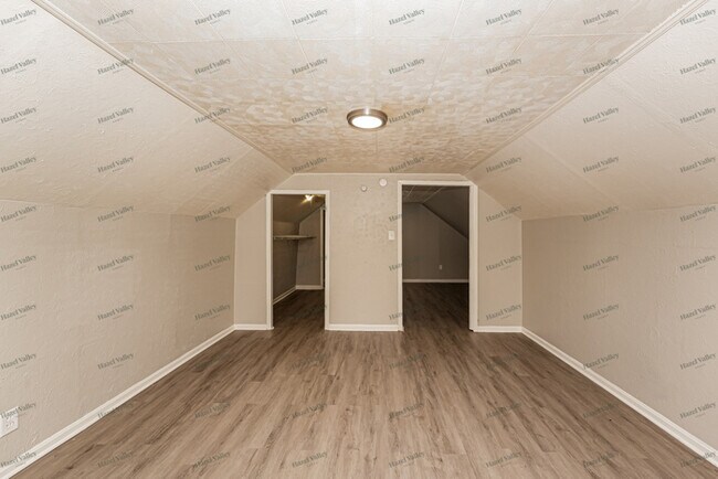 Building Photo - 5493 Thomas St