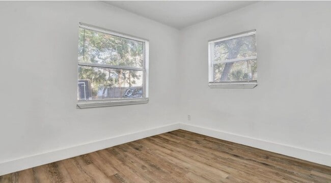 Building Photo - 4/2 ST Pete Home Available Now