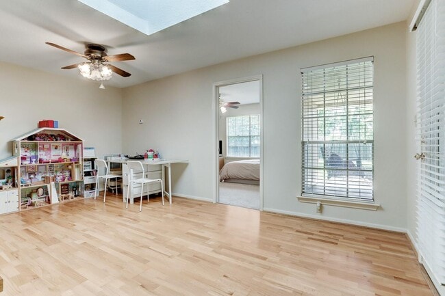 Building Photo - Spacious home on 1/3 of an acre w/ BONUS F...