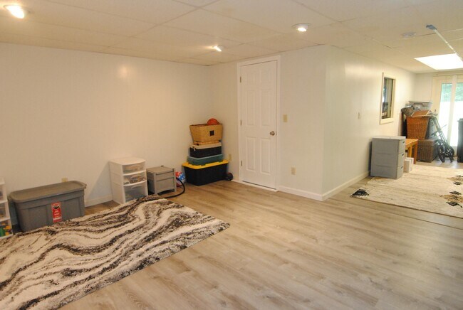 Building Photo - 7 Meadowview Cir