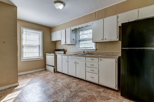 Building Photo - 759 E Lawrence St