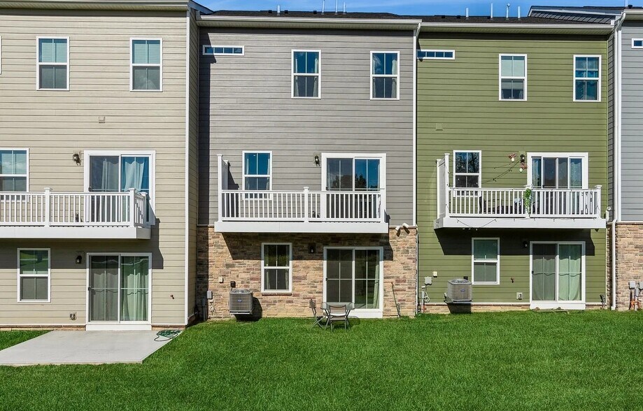 Building Photo - 6702 Sycamore Way