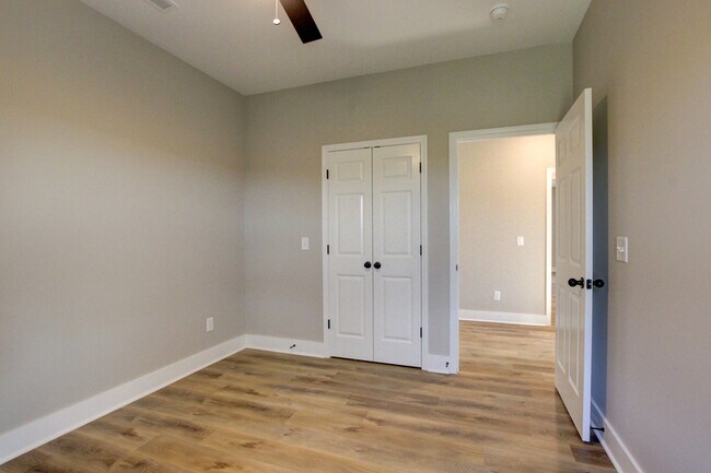 Building Photo - 102 Riverbend Dr