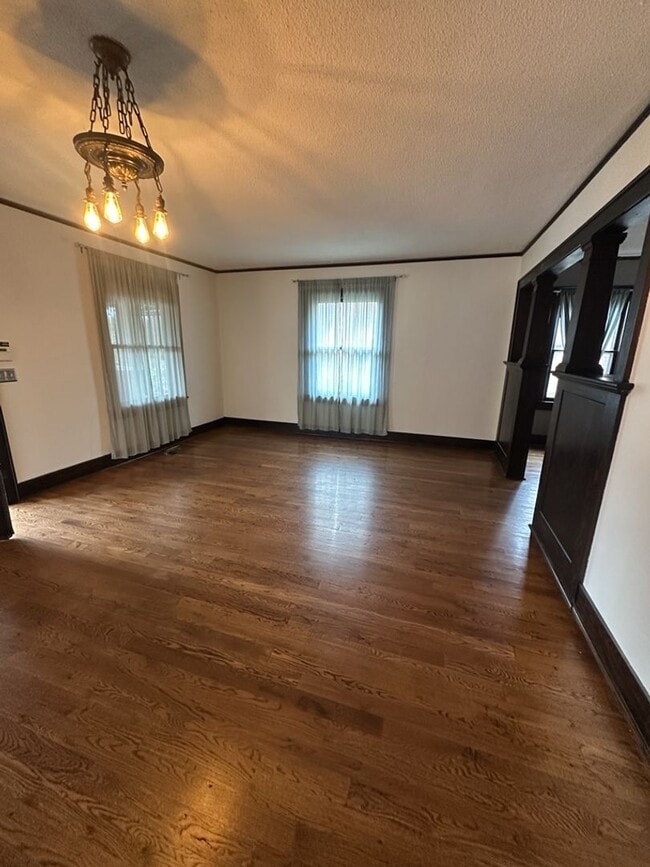 Building Photo - Available Now! 3 Bed 2 Bathroom with a Fenced Yard!