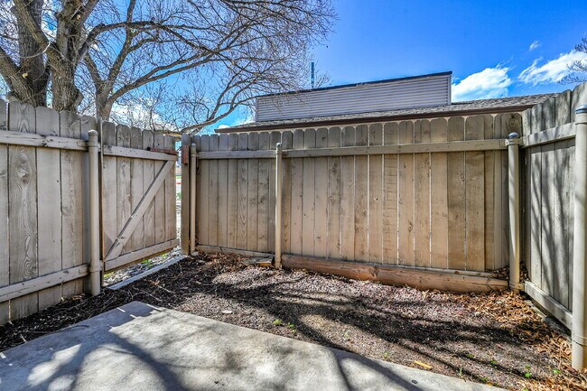 Building Photo - $1,195 - 1 Bed, 1 Bath Condo in Denver wit...