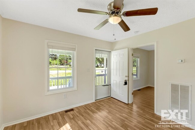 Building Photo - Newly Renovated 2 Bedroom 1 Bath in La Cro...
