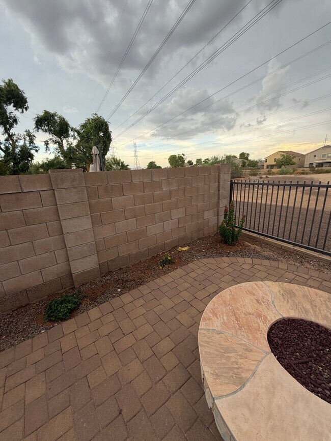 Building Photo - 2741 E Quiet Hollow Ln