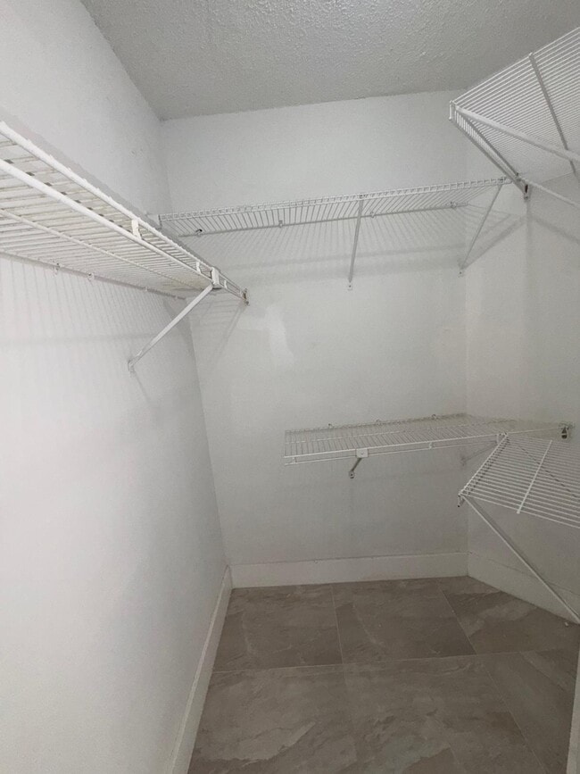 Building Photo - 9405 Fontainebleau Blvd