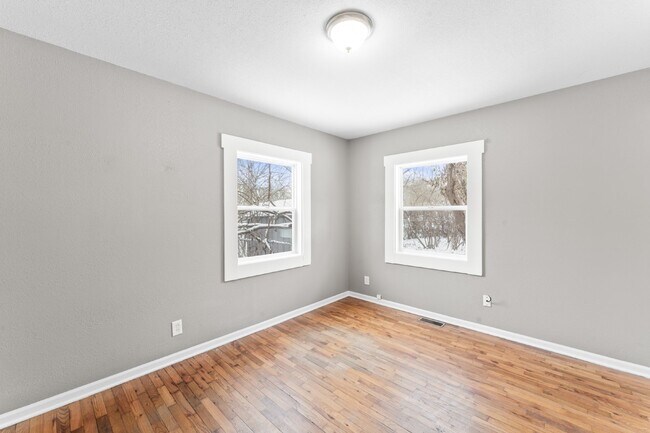 Building Photo - 2 Bedroom Home with Spacious Fenced In Yard!  1st Month's Rent is Free!*