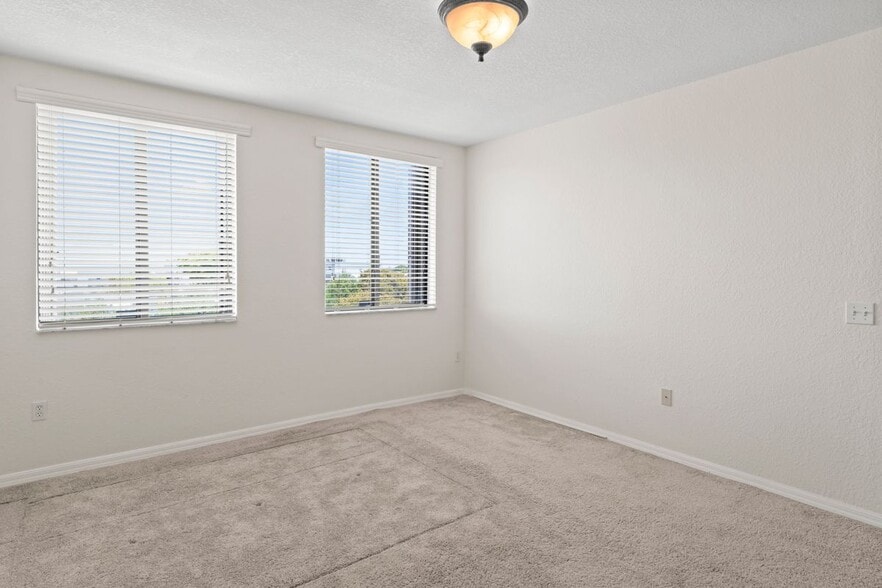 Building Photo - 9340 Fontainebleau Blvd