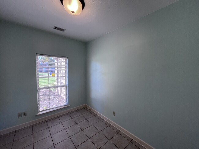 Building Photo - 29 Oak Crest Dr