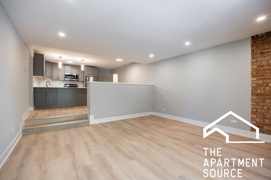 Building Photo - 1214 N La Salle Dr