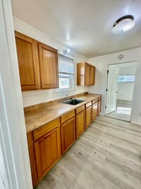 Building Photo - Large 1 bdrm newly renovated unit, 2.2 mil...