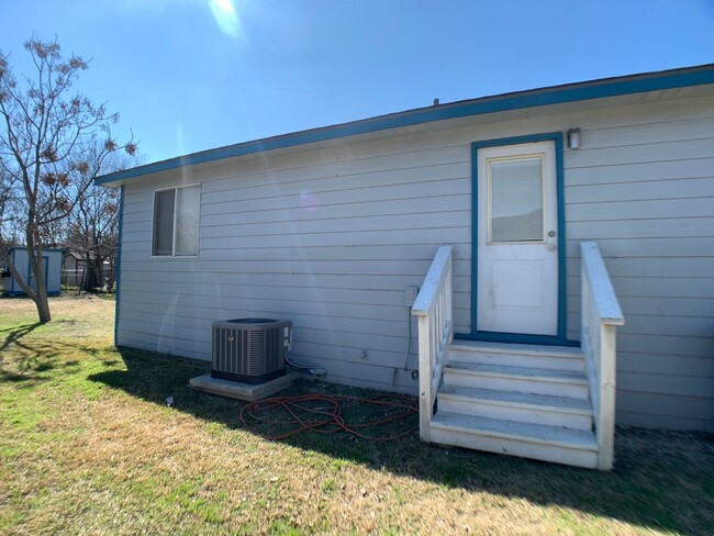 Building Photo - 1 Month Free Rent ! Covered Front Porch  /...