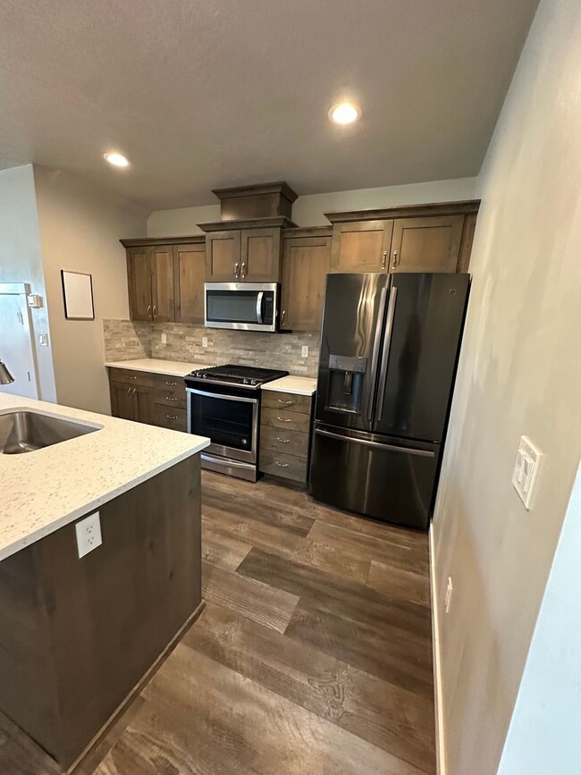 Building Photo - Modern Townhome Near Eagle Greenbelt..3-be...
