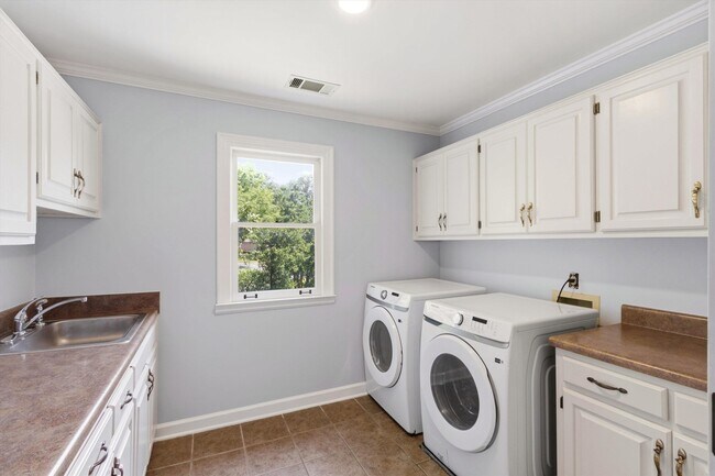 Building Photo - 1574 Whitmar Pl S
