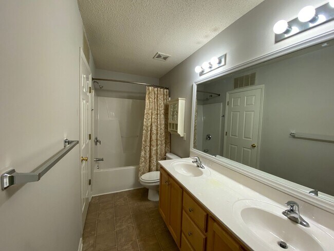 Building Photo - 3006 Kensington Pl