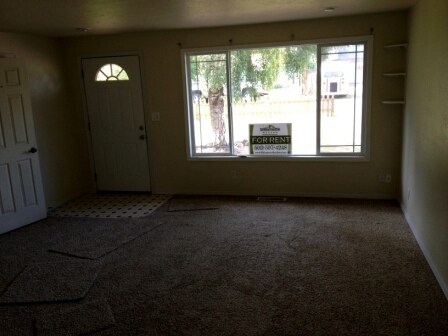 Building Photo - 4 Bedroom, 2 Bathroom House with Large Fenced Backyard, New Vinyl Plank Flooring, Granite Counter...