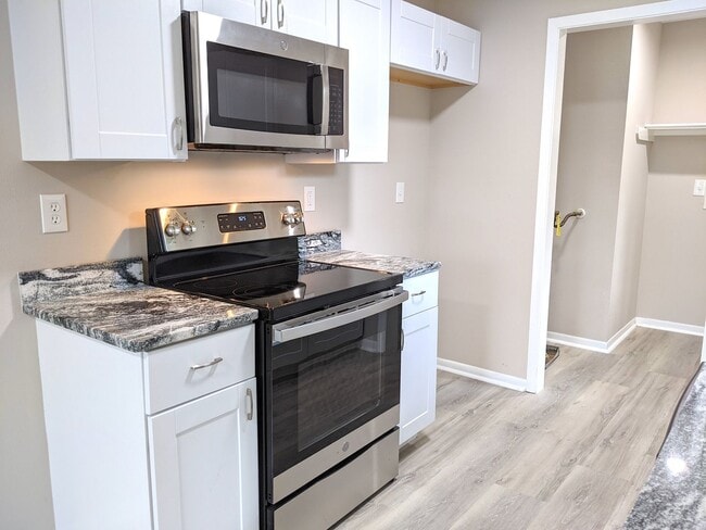 Building Photo - August 2026 Move In! Remodeled 3 Bed, 2 Ba...