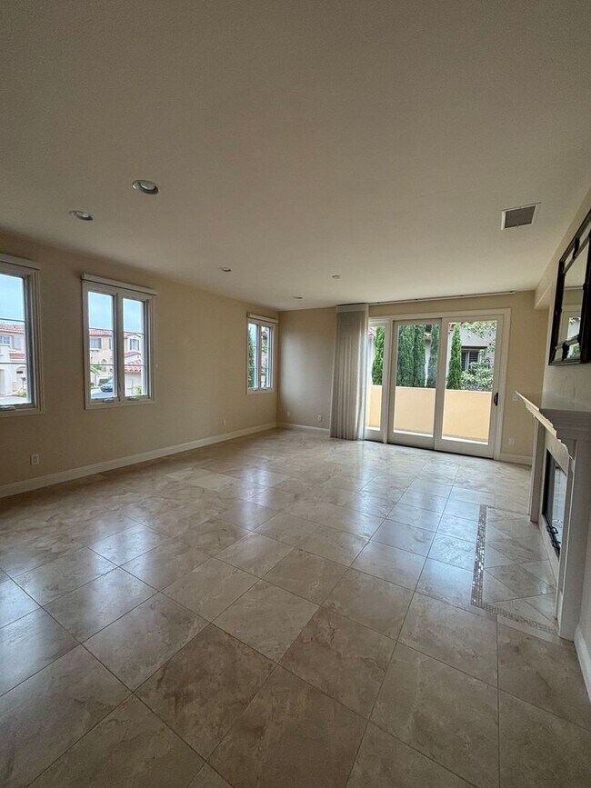 Building Photo - Beautiful 3BD 3.5BA House in La Jolla