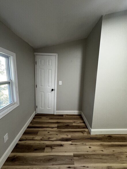 Building Photo - 118 Bank St