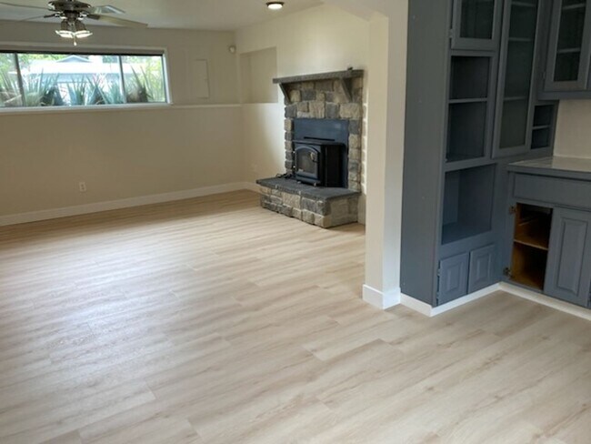 Building Photo - $3950 2520 SqFt, SFH/4BDR,2BA,office/Garag...