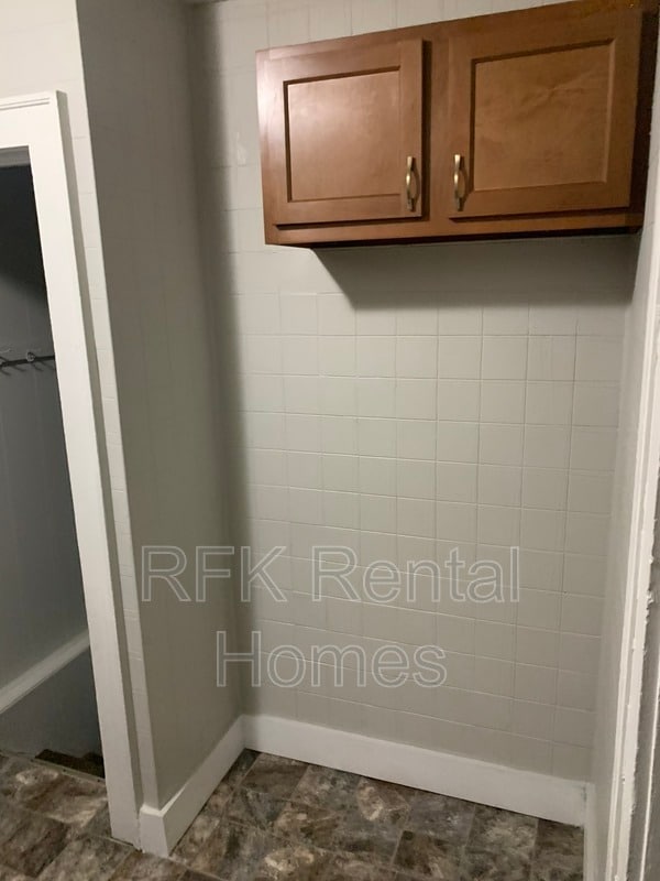 Building Photo - 527 N Bradley Ave