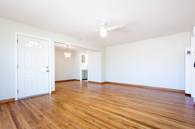 Building Photo - Traditional Home with Large Backyard!
