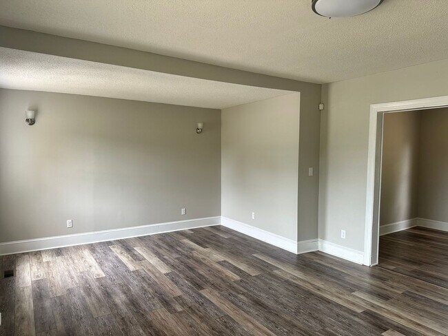 Building Photo - 810 W Country Club Dr