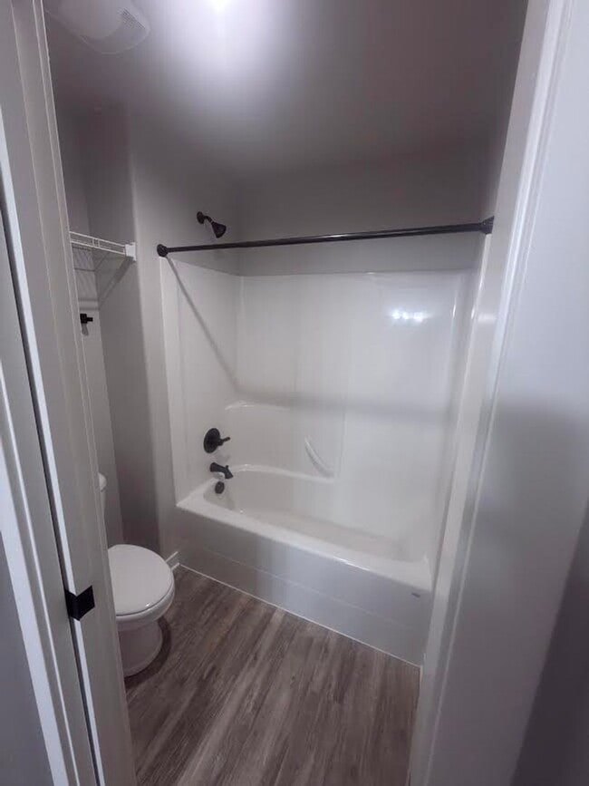 Building Photo - Charming and Sophisticated