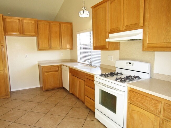 Building Photo - Spacious and Well Maintained 3 Bedroom 2 Bath single Family Home in The City of Riverside