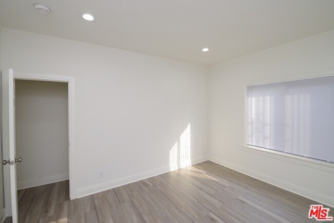 Building Photo - 1142 Mullen Ave