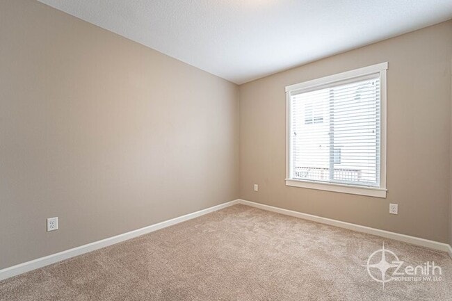 Building Photo - 3307 NE 43rd Pl