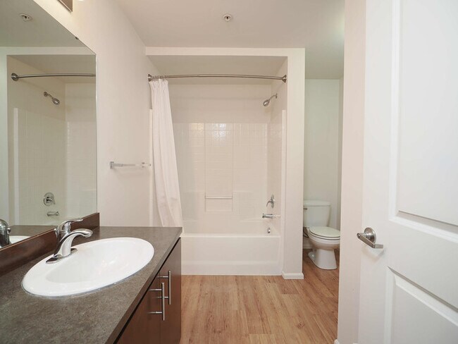 Building Photo - 2 Bed/2 Bath Condo with Garage / Vouchers Accepted / Available Now!