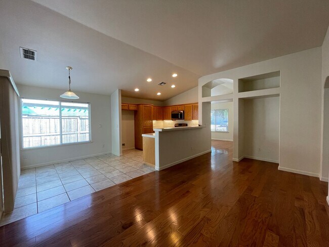 Building Photo - Charming single story home located on the ...