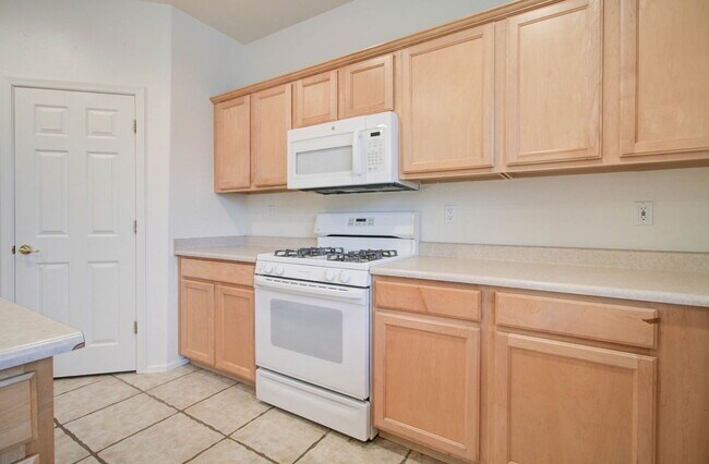 Building Photo - 2026 E County Down Dr