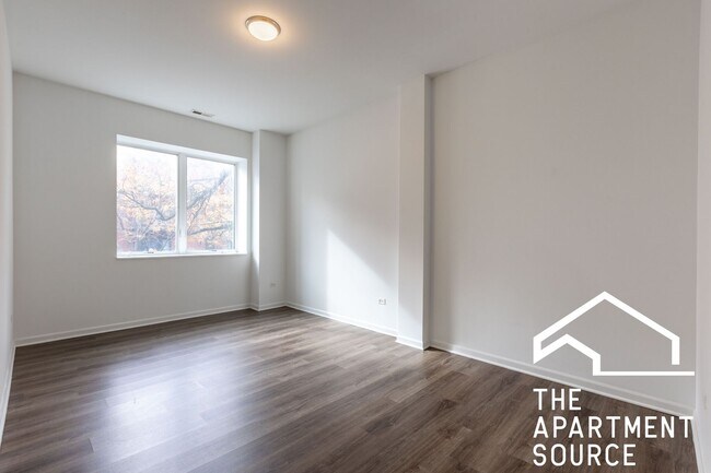 Building Photo - South Loop 3 bed 2 bath -- Updated Kitchen, HUGE Floorplan