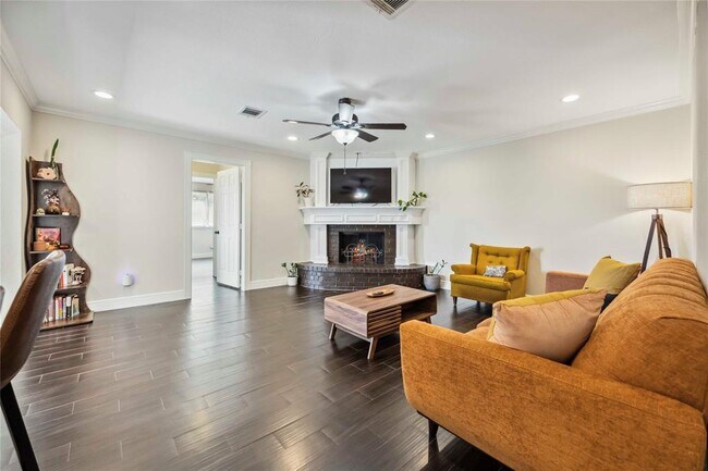 Building Photo - 3611 Drawbridge Dr