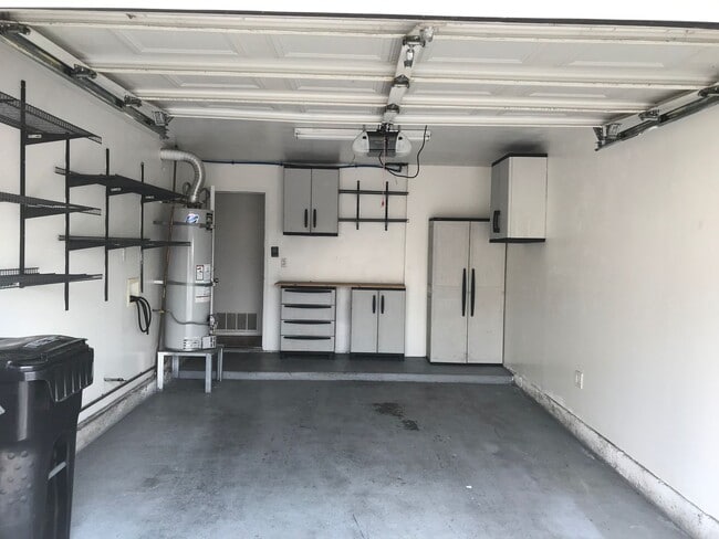 Building Photo - 3 Bedroom Townhome for Lease in Highly Des...