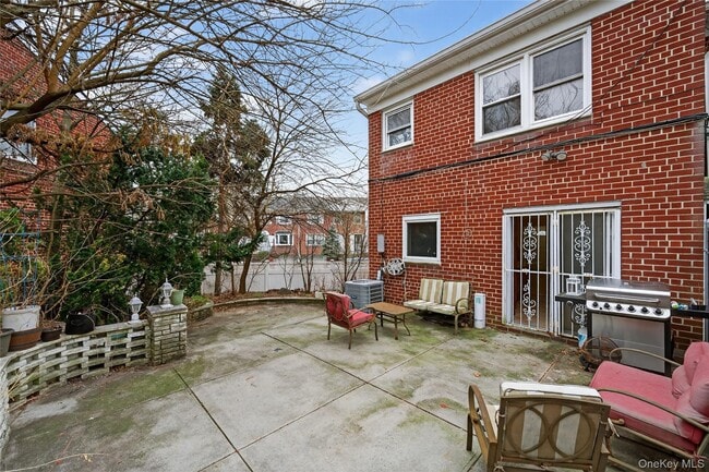 Building Photo - 62-47 Douglaston Pkwy