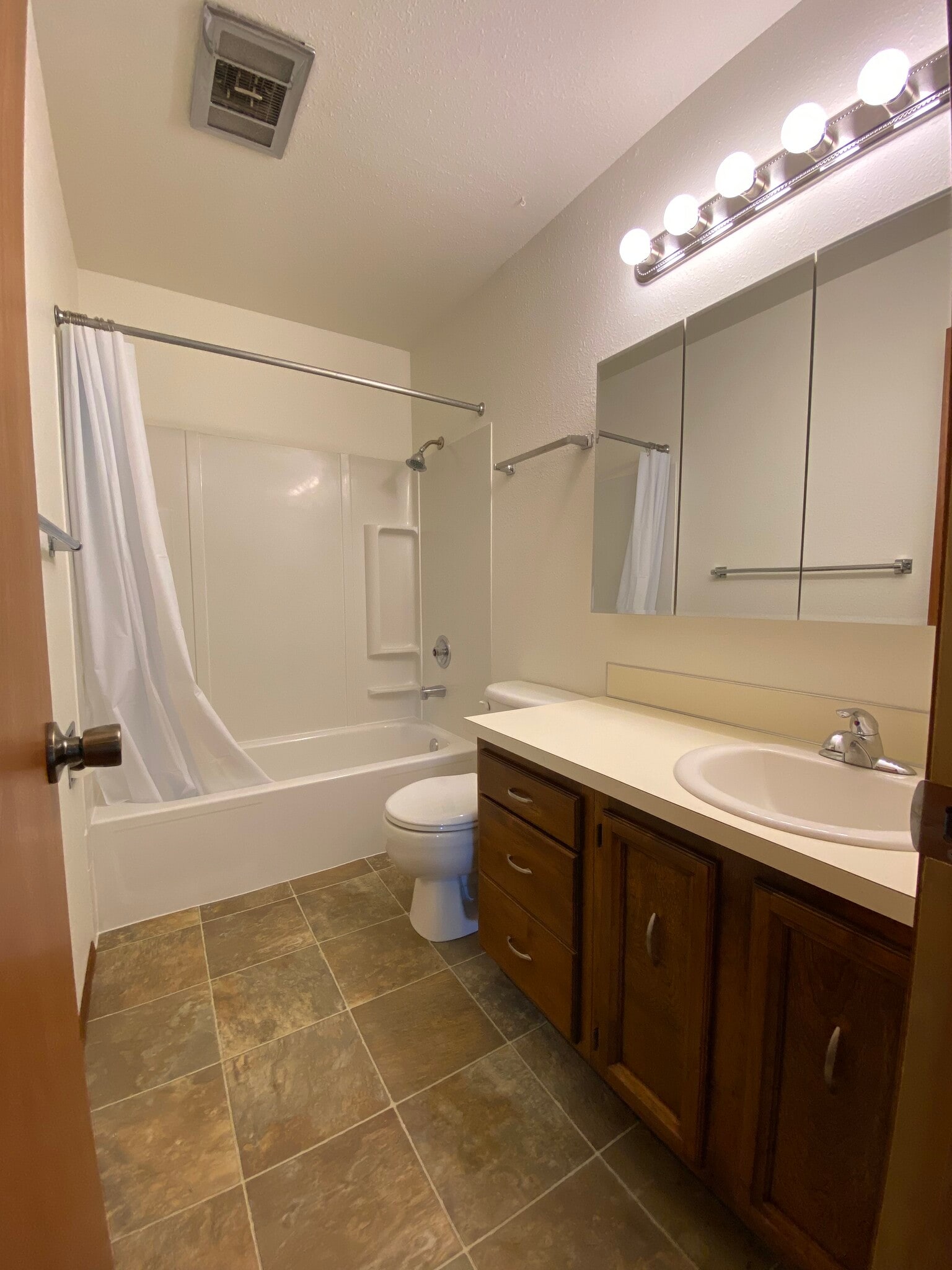 Building Photo - 512 11th St NE