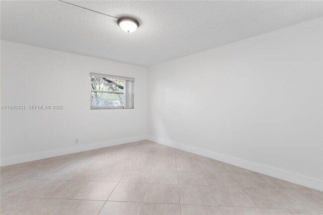 Building Photo - 1400 SW 124th Terrace