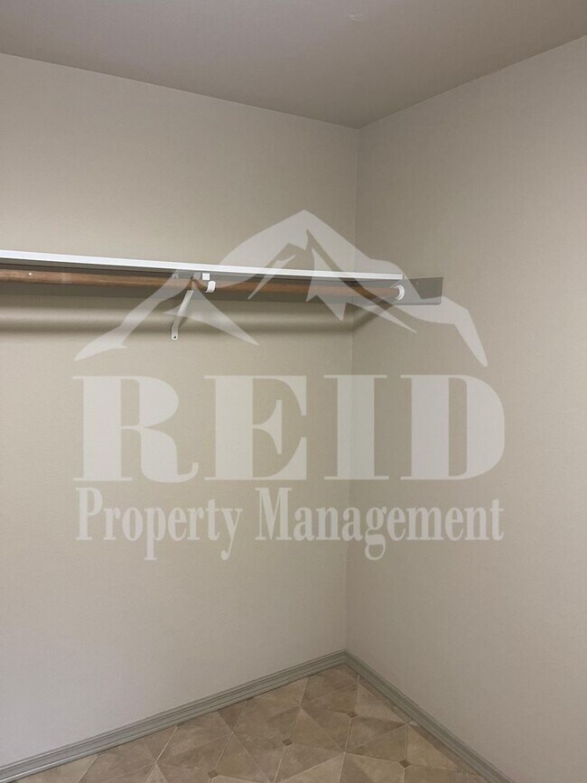 Building Photo - DUPLEX - 2 BED 1 BATH WITH 1 CAR GARAGE IN CENTRAL PORT ORCHARD!