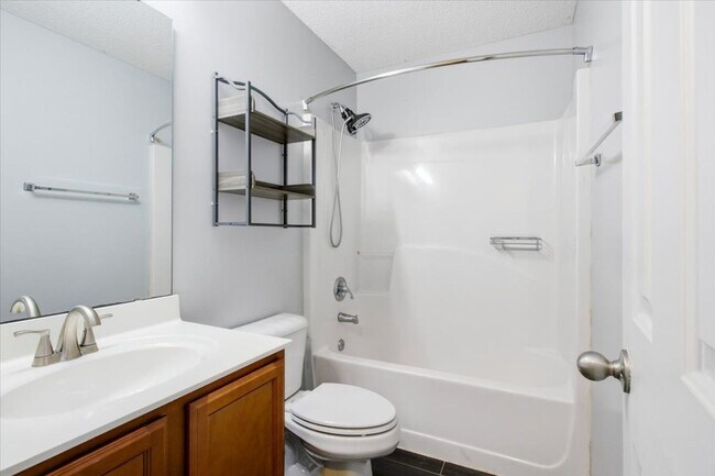 Building Photo - 3 Bedroom 2 Bathroom Home