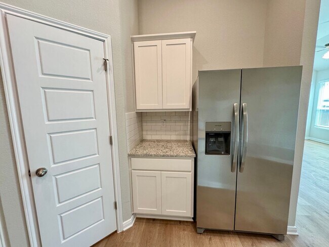 Building Photo - Stunning 3x2 Luxury Duplex in Buda, TX!