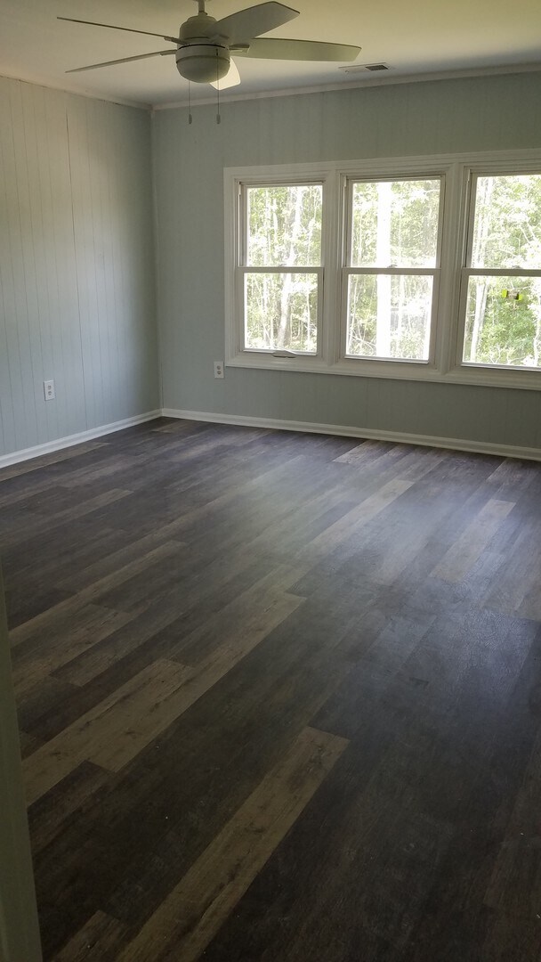 Building Photo - 5 bedroom / 4 bath home with a short drive to the beach!