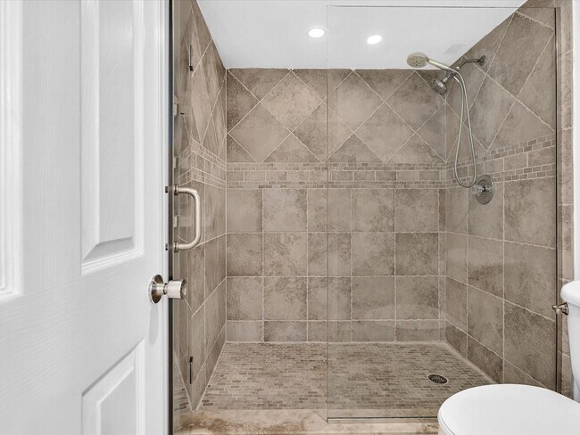 Building Photo - 1150 Hillsboro Mile